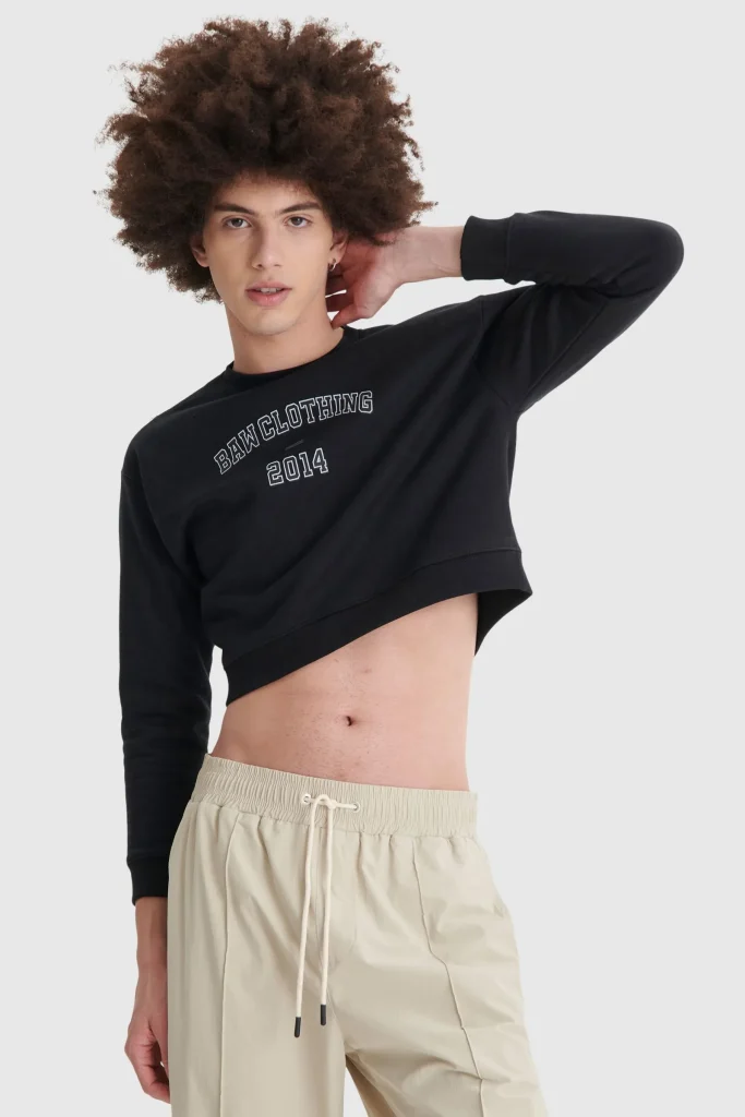 Jovem com cabelo cacheado usando moletom preto