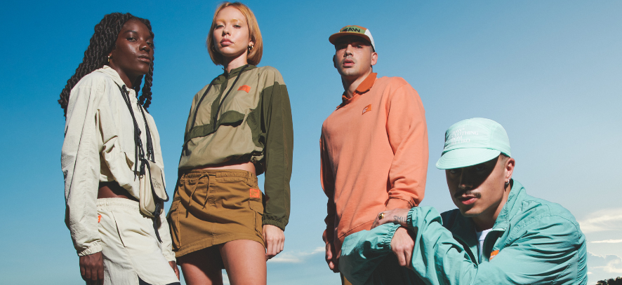 Grupo de jovens em roupas casuais ao ar livre