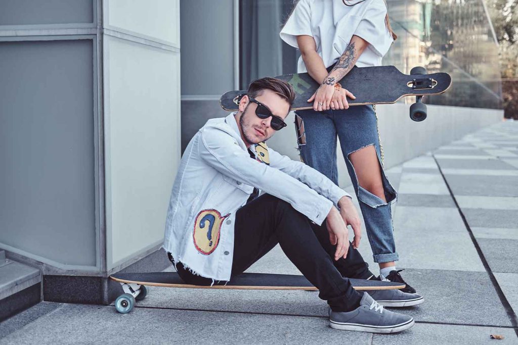 Jovens com skates em ambiente urbano moderno