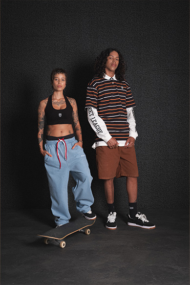 Casal de jovens skatistas posando para foto