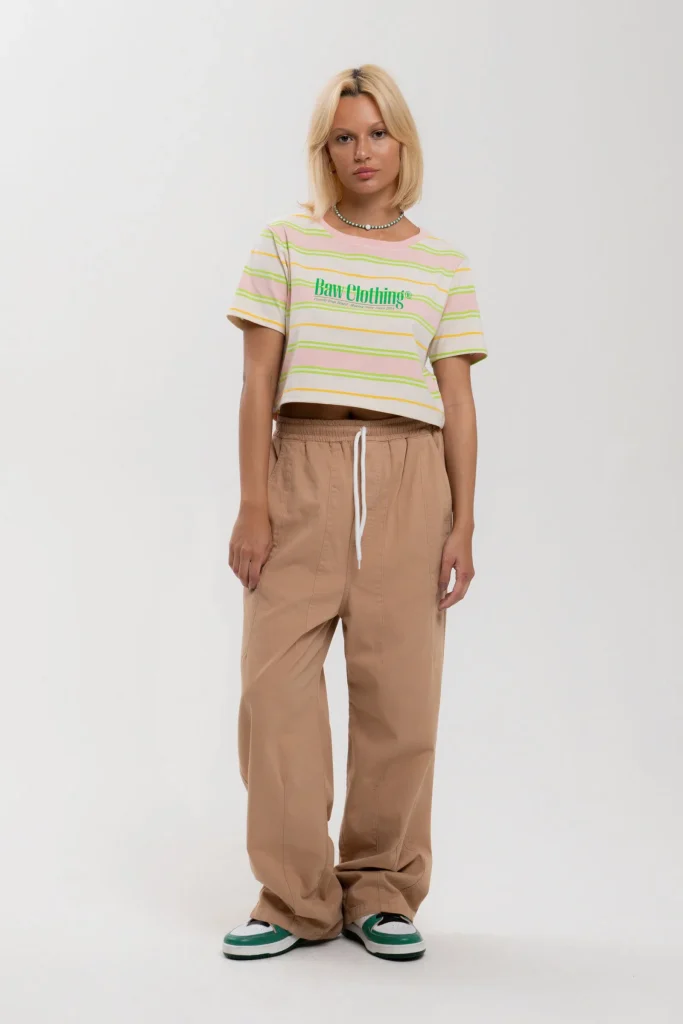 Modelo vestindo camiseta listrada e calça larga