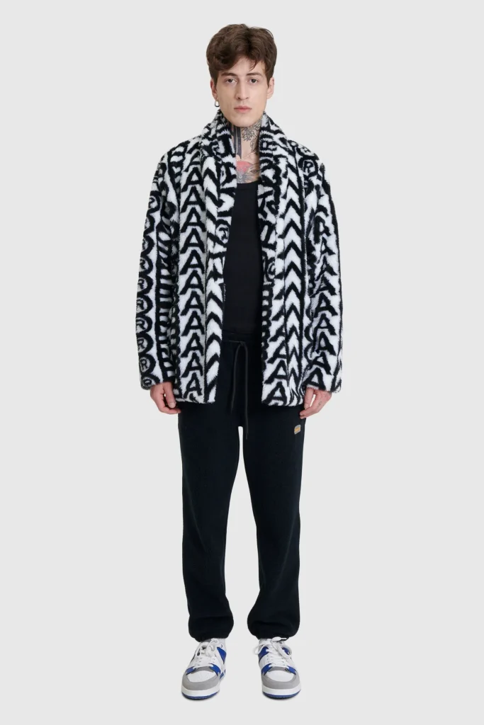 Modelo usando casaco estampado em preto e branco