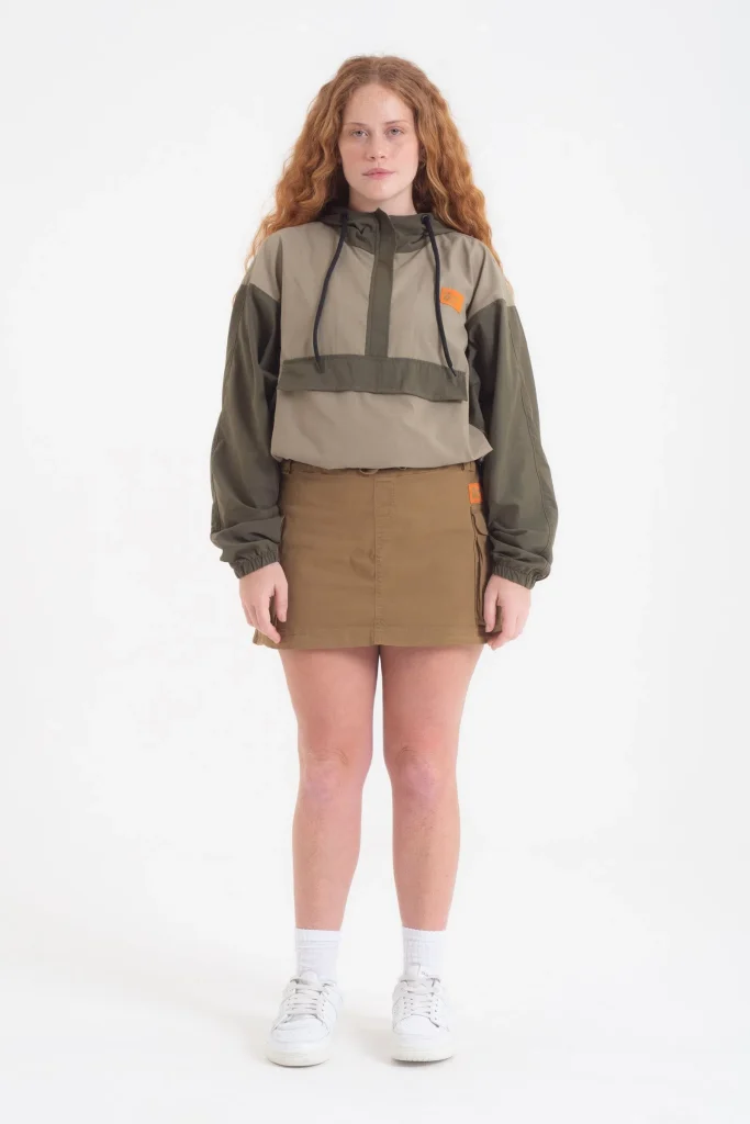 Modelo feminino com jaqueta e saia casual