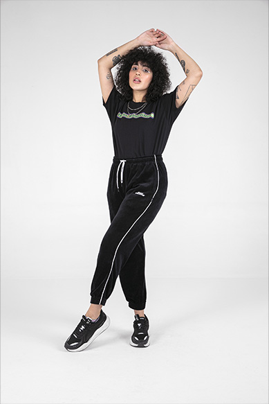 Modelo com look esportivo em fundo neutro