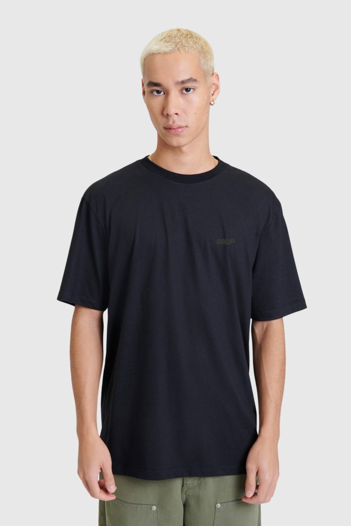 Modelo usando camiseta preta básica masculina