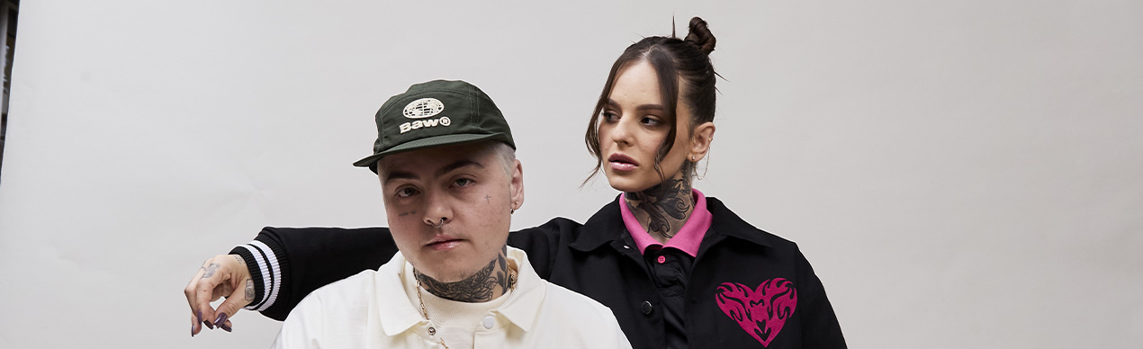 Modelo masculino e feminino com roupas estilizadas