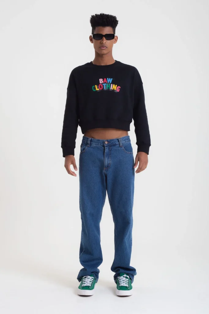 Modelo vestindo moletom e jeans largos na moda
