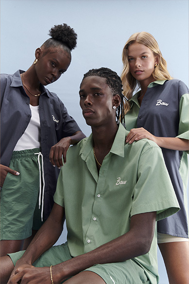 Três modelos exibindo roupas casuais e modernas
