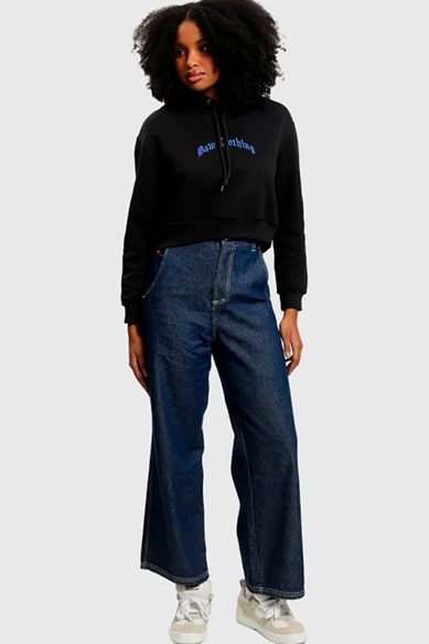 Mulher com moletom e calça jeans larga