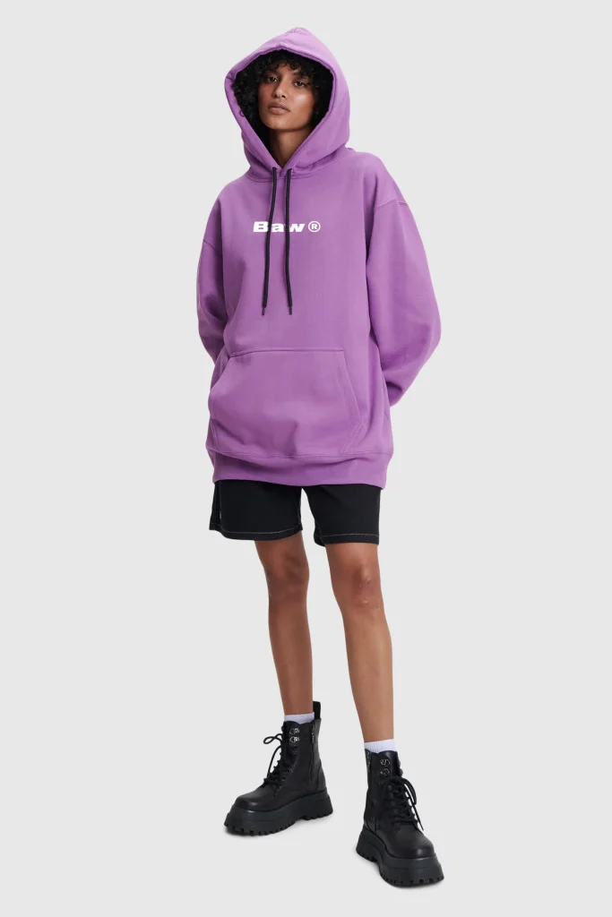 Modelando moletom oversized roxo com capuz