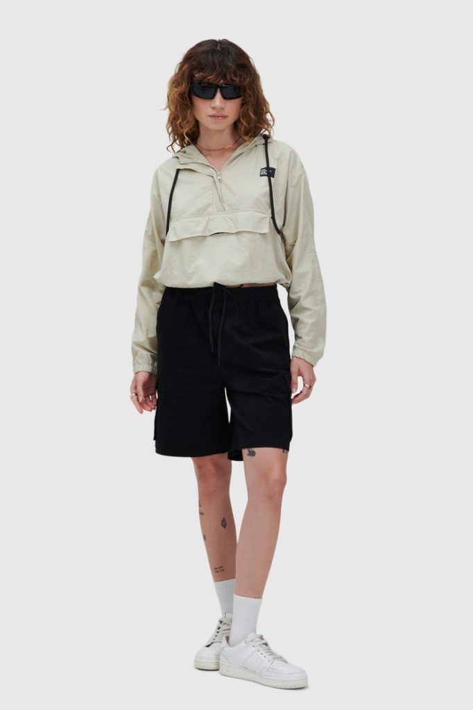 Mulher com camiseta cropped e bermuda preta