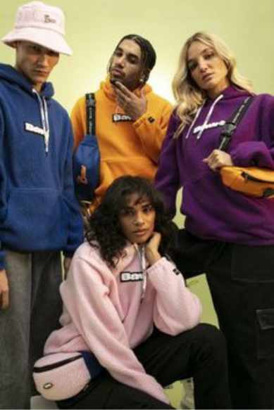 Grupo de jovens com roupas casuais coloridas e modernas.