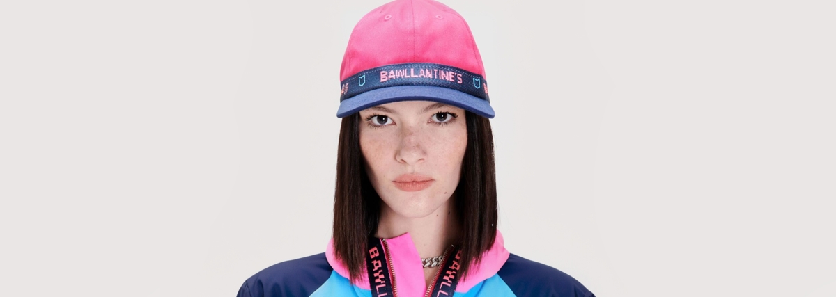 banner modelo com boné rosa