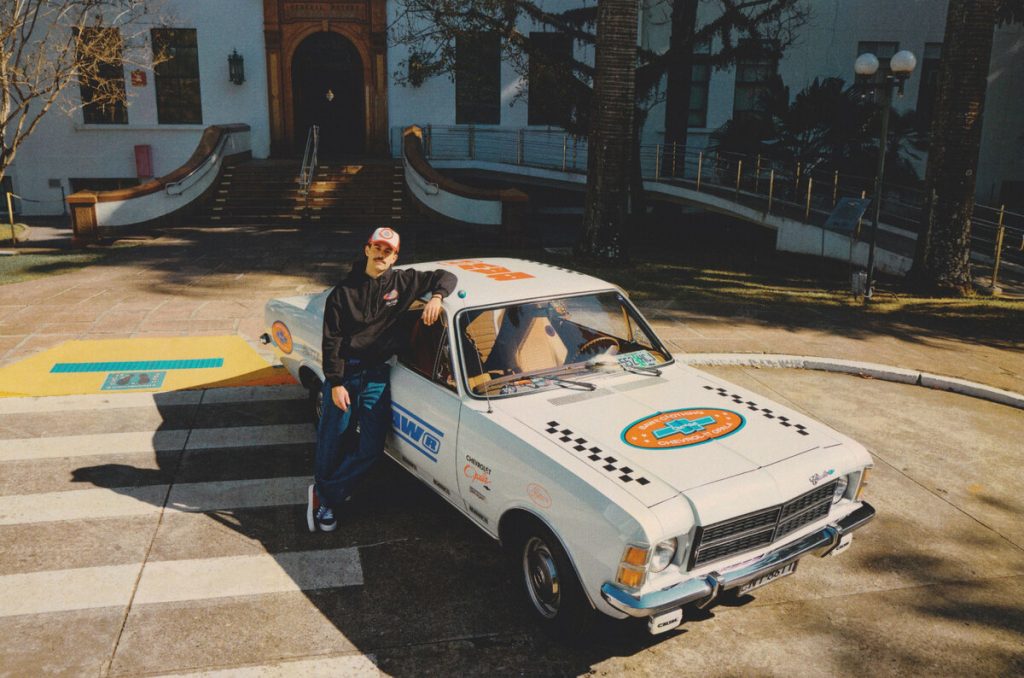 modelo ao lado de um opala