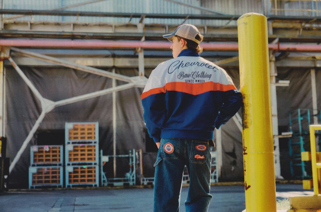 modelo de costas com camisa da chevrolet