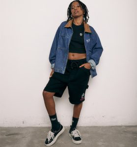 Mulher com cabelo trançado usando jaqueta jeans