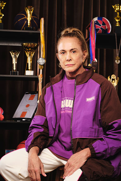 Atleta feminina com troféus em fundo de estante