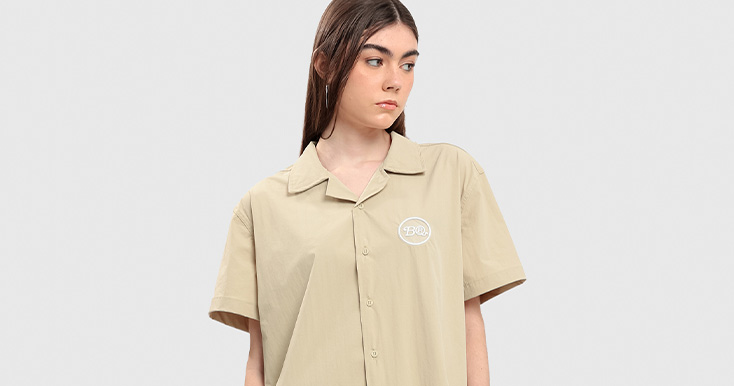 Camisa feminina bege com logo em destaque
