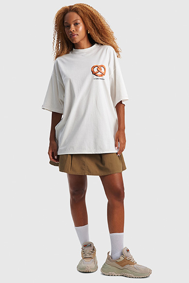 Modelo feminina usando camiseta oversized branca