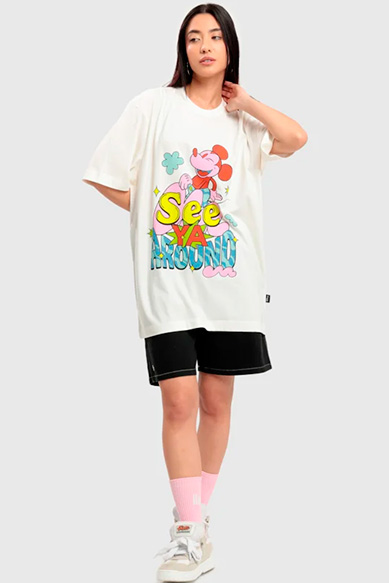 Camiseta oversized com estampa colorida divertida