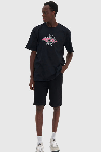 Camiseta preta masculina com estampa colorida