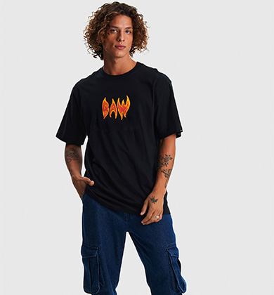 Camiseta preta masculina com estampa flamejante