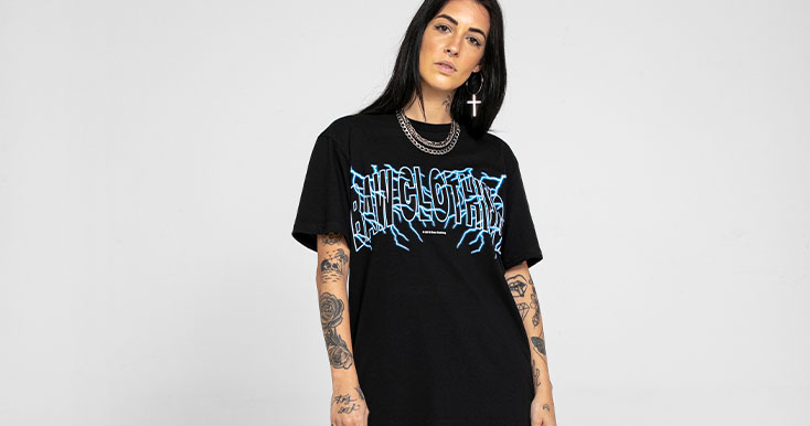 Camiseta preta com estampa azul e detalhes modernos.