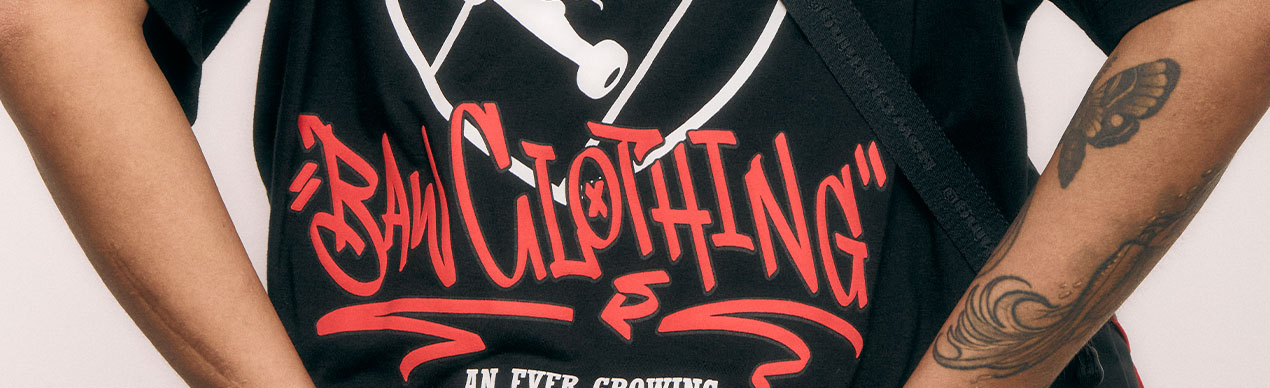 Camiseta preta com estampa 'Raw Clothing' em vermelho.