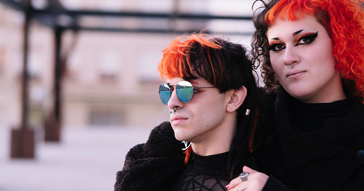 Casal alternativo com cabelo colorido em ambiente urbano