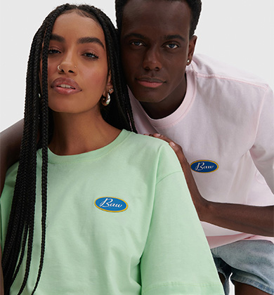 Casal usando camisetas coloridas da marca Baw