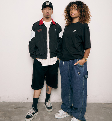 Casal estiloso em roupas casuais e modernas.