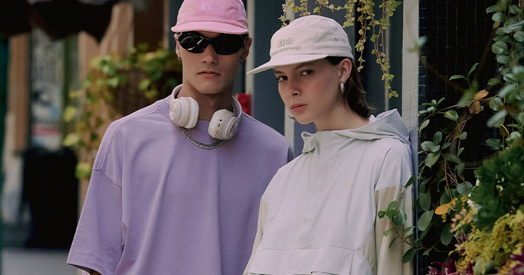 Casal jovem com roupas modernas em ambiente urbano