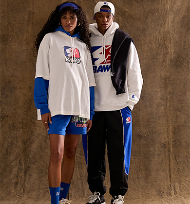 Casal modelando roupas da BAWK em fundo neutro