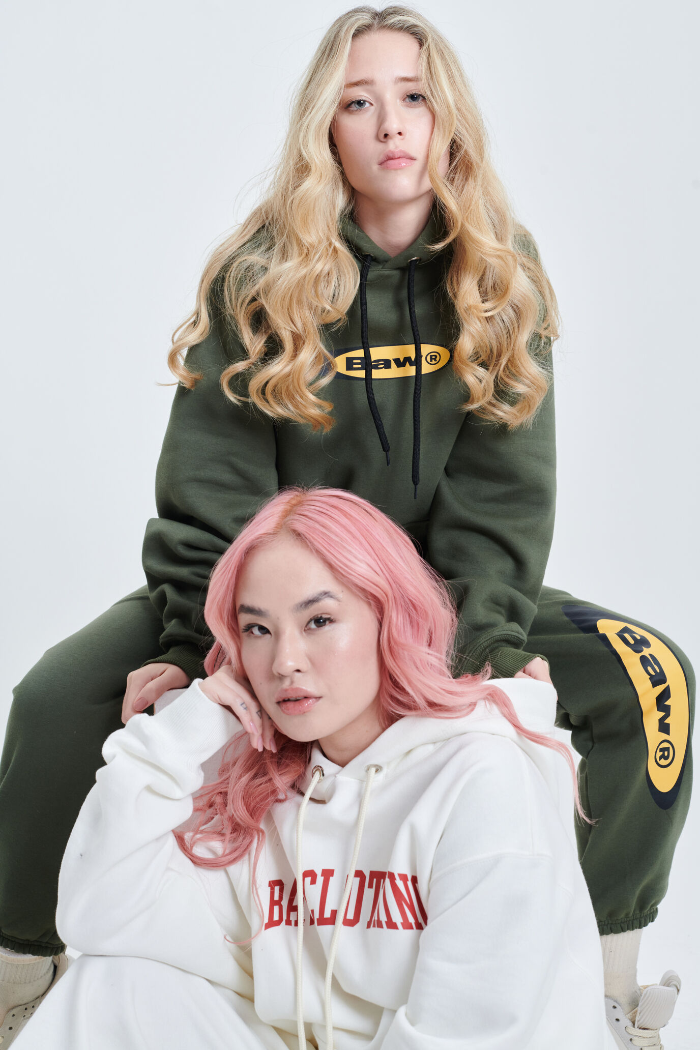 Duas mulheres em roupas de moletom estilosas.