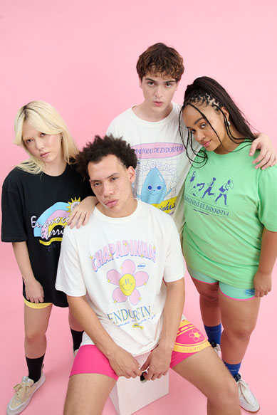 Grupo jovem com camisetas coloridas em fundo rosa