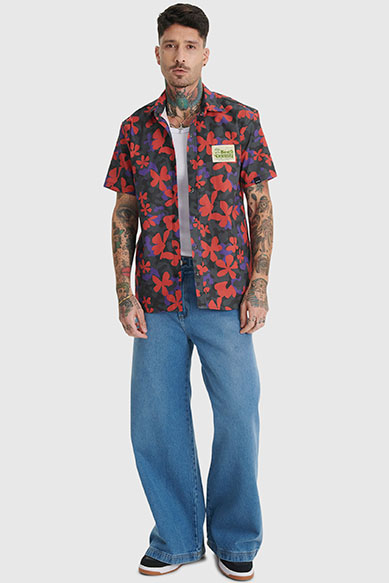 Homem com camisa floral e calça jeans ampla