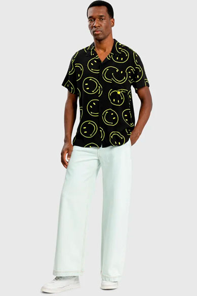 Homem vestindo camisa com rostos sorridentes