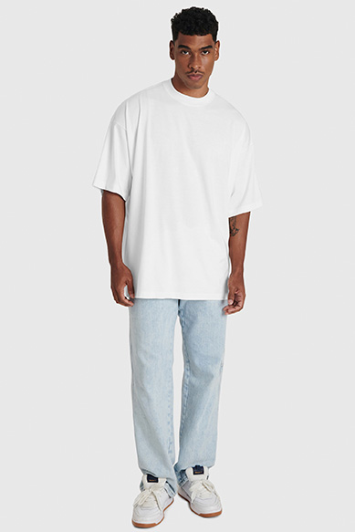 Homem com camiseta branca e jeans claros