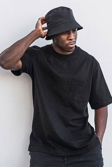 Homem com camiseta preta e chapéu bucket preto
