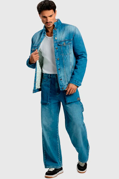 Homem usando jaqueta e calça jeans azul