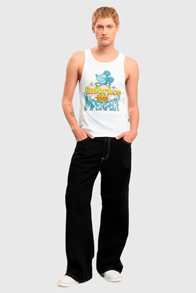 Homem vestindo regata branca e calça preta