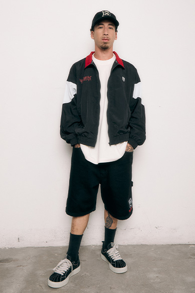Homem vestindo roupa streetwear com boné