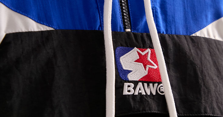 Jaqueta estilosa com logo BAW na frente