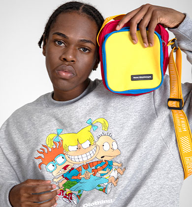 Jovem segurando bolsa colorida com personagens de desenho