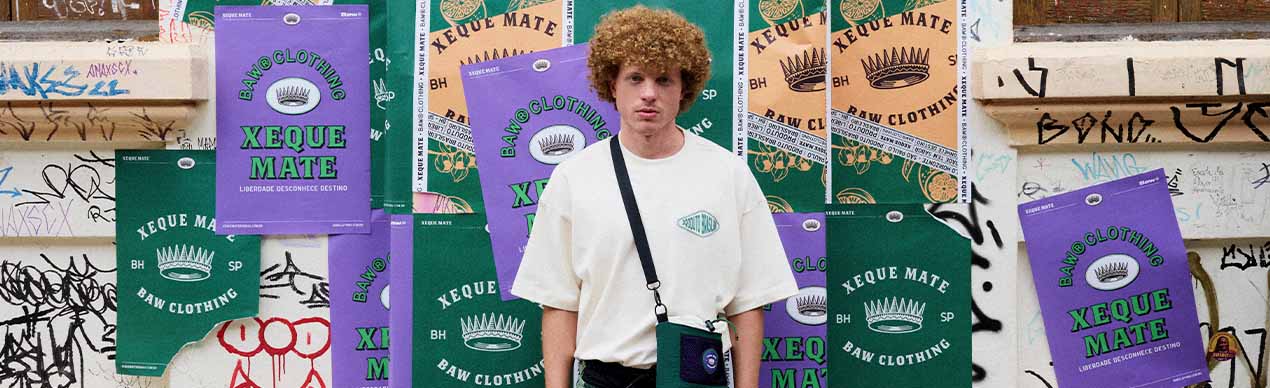 modelo com camisa oversized e cabelo cacheado