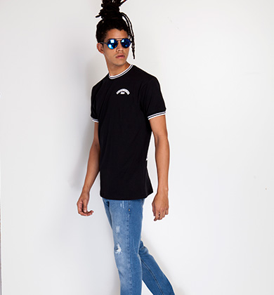 Jovem vestindo camiseta preta e óculos escuros