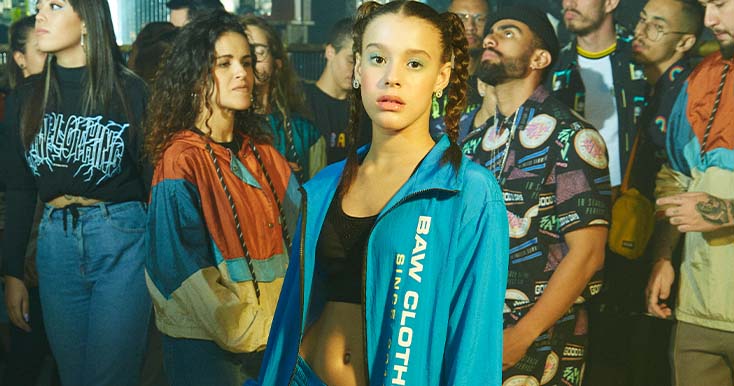Jovem dançando em evento urbano com estilo moderno
