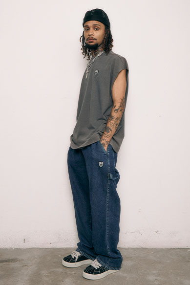 Jovem com estilo urbano posando em roupa casual