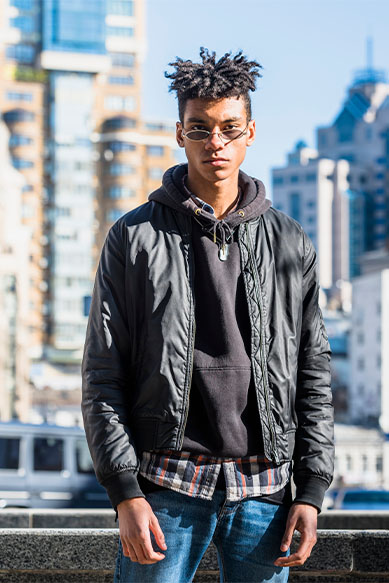 Jovem com estilo urbano em ambiente urbano