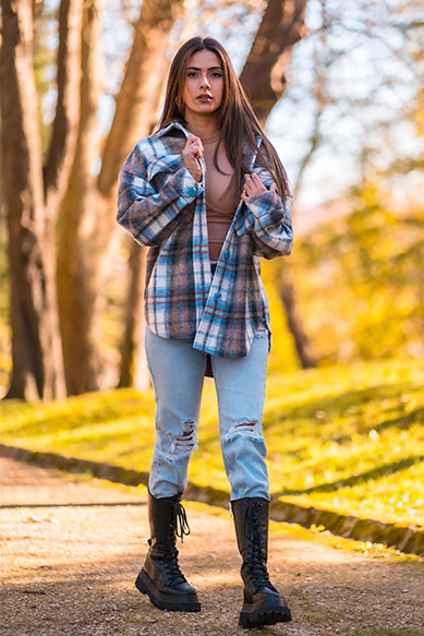 Jovem mulher caminhando em parque no outono
